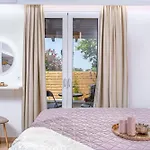 Urban Bliss 77 - Outskirts *